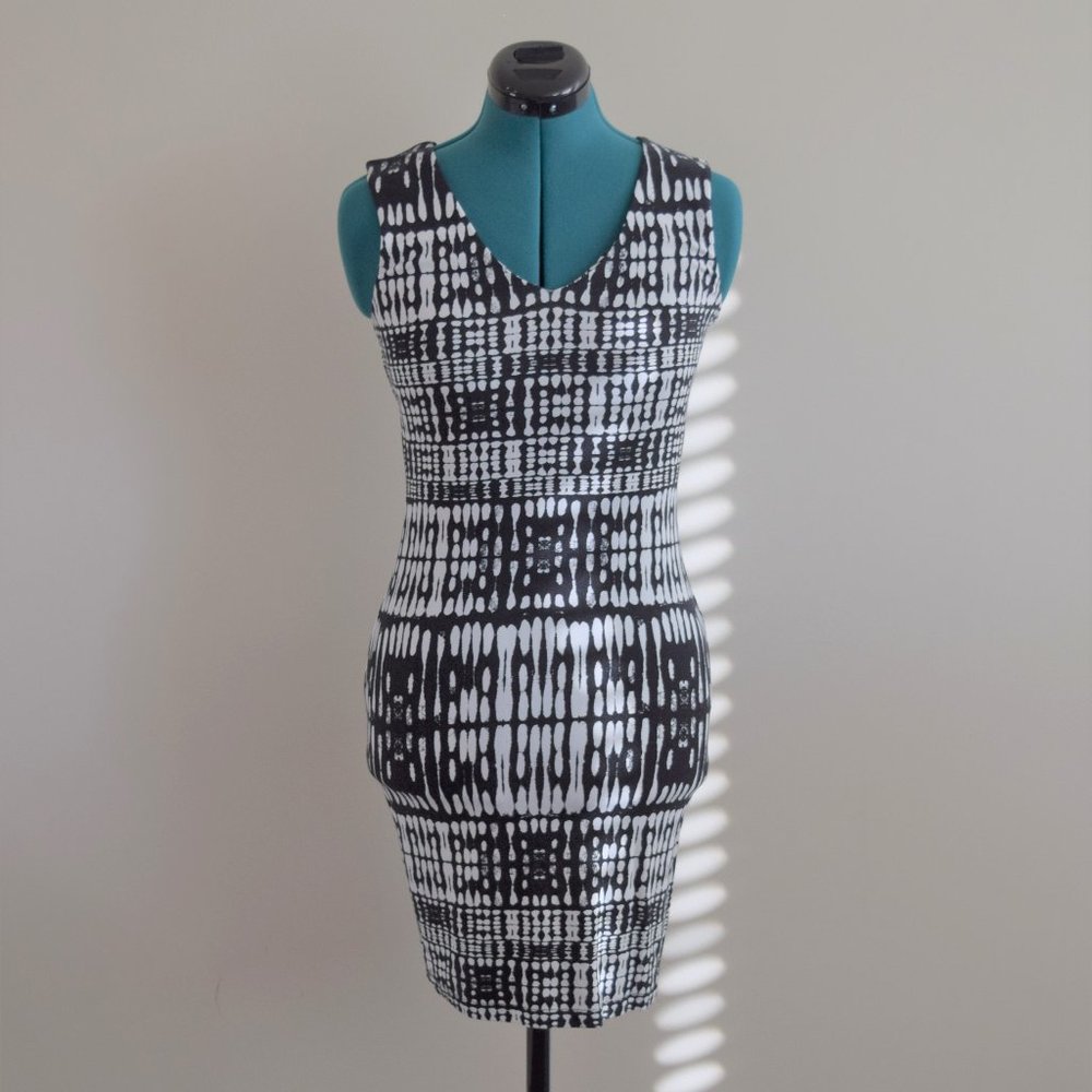 MOVING SALE- Sleeveless V-Neck Bodycon Dress Black and White Pattern